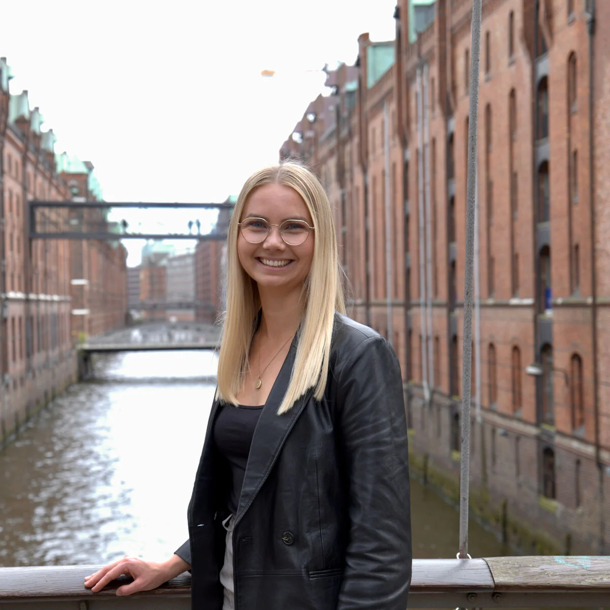 Sophia Boysen, Gründerin von Hjem, in der Hamburger Speicherstadt